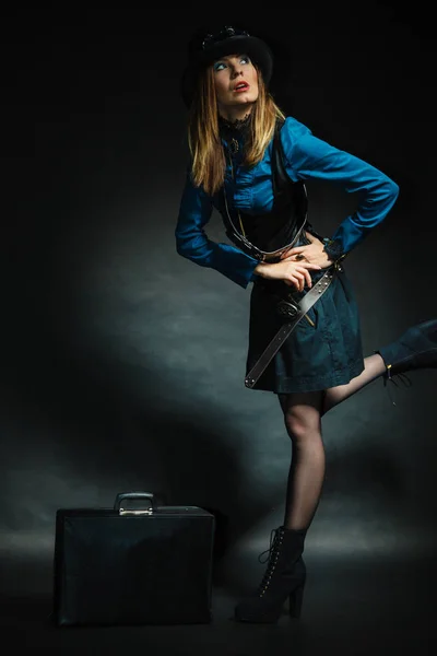 Steampunk ragazza con borsa retrò . — Foto Stock