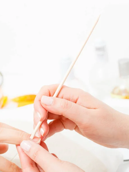 Preparación de las uñas antes de la manicura, empujando hacia atrás las cutículas — Foto de Stock