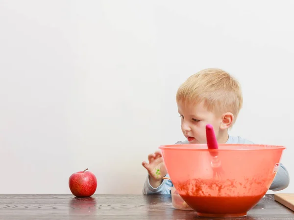 スナックの小さな男の子食用リンゴ — ストック写真