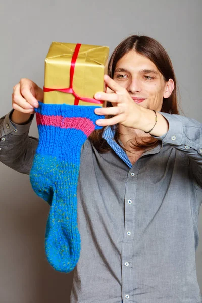 家伙放在针织圣诞袜子包装礼物 — 图库照片