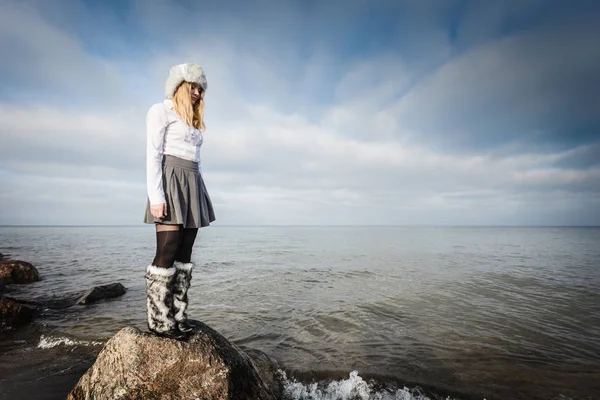 Kvinna på stenar nära havet — Stockfoto