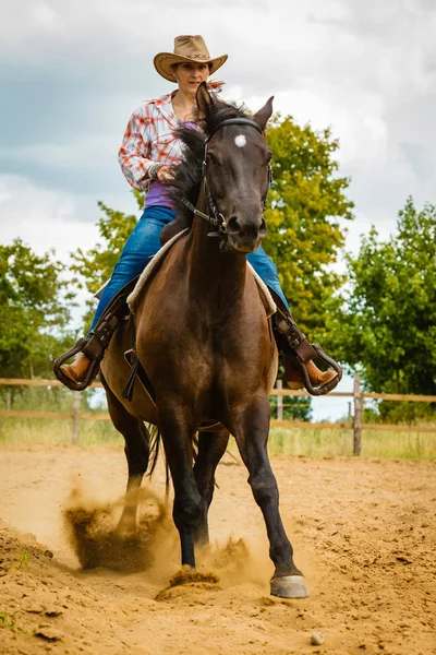 Cowgirl gör häst ridning på landsbygden äng — Stockfoto