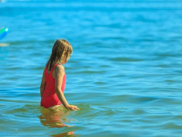 海の水で小さな女の子の子供。楽しい — ストック写真