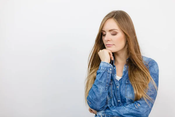 Pensively girl with blue shirt. — Stock Photo, Image