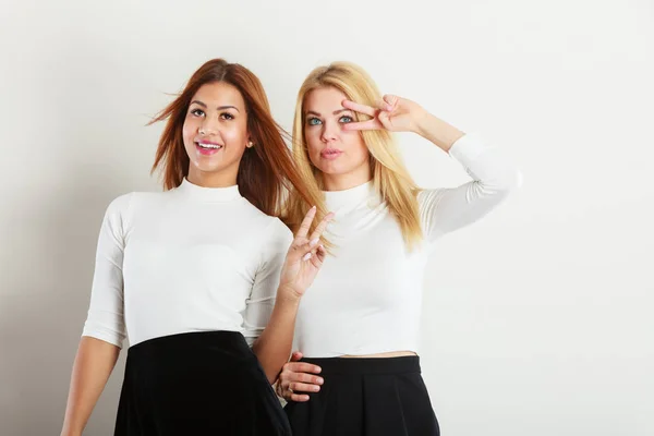 Dos chicas locas jugando juntas . — Foto de Stock