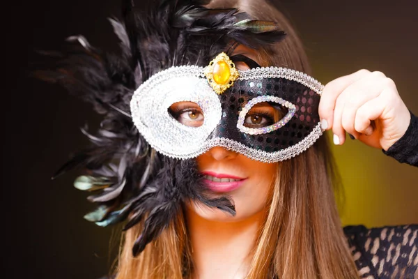 Mulher mantém máscara de carnaval closeup — Fotografia de Stock