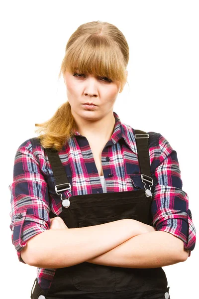 Розлючена жінка носить гнійники і перевіряє сорочку — стокове фото