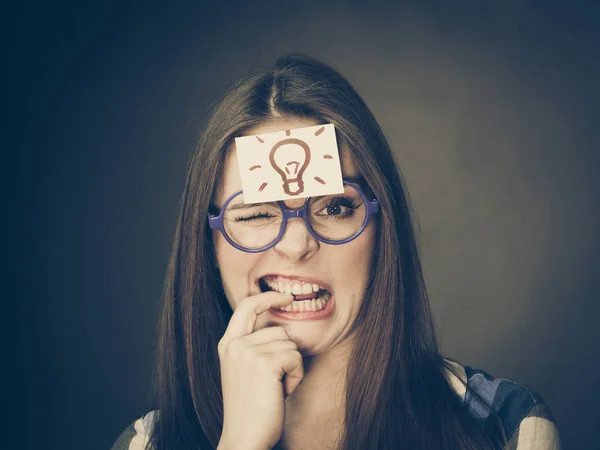 El pensamiento femenino busca una solución — Foto de Stock