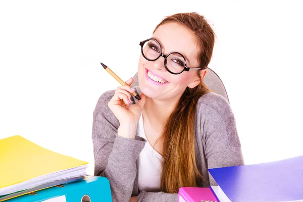 Femme assise au bureau travaillant au bureau — Photo