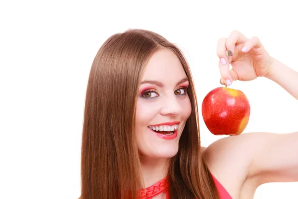 Mujer encantadora chica colorido maquillaje sostiene fruta de manzana — Foto de Stock