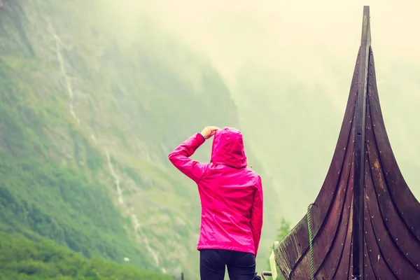 Turista de pie cerca de viejo barco vikingo de madera en la naturaleza noruega —  Fotos de Stock