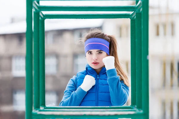 Kvinna som bär sportkläder urban utöva utanför under vintern — Stockfoto