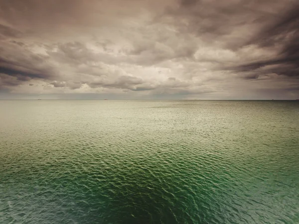 Plan idyllique de l'eau de mer horizontale et du ciel — Photo