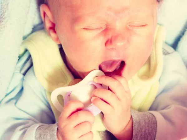 Küçük yeni doğan hüzünlü bebek ağlaması — Stok fotoğraf