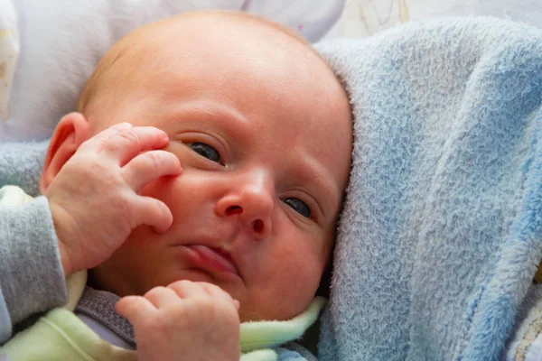 Pequeño bebé recién nacido acostado en manta — Foto de Stock