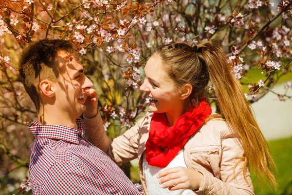 Casal feliz ter data romântica no parque — Fotografia de Stock