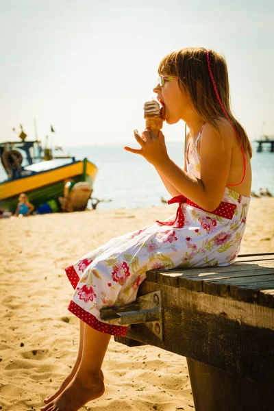 Μικρό παιδί κορίτσι τρώει παγωτό στην παραλία — Φωτογραφία Αρχείου