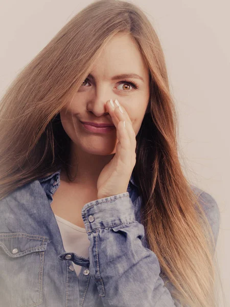 Klatschmädchen im Jeanshemd. — Stockfoto