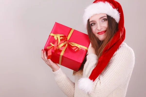 Frau im Geschenkkarton. Weihnachtszeit — Stockfoto
