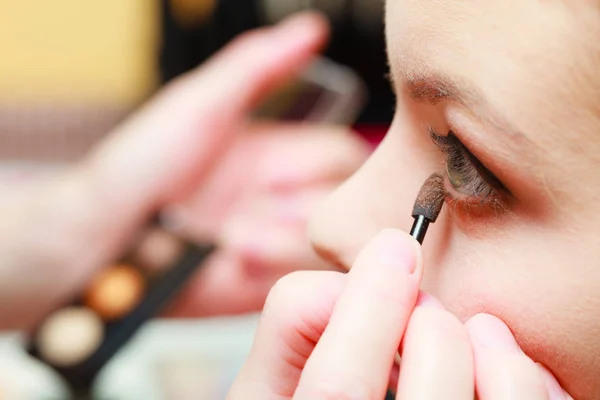 Primer plano mujer conseguir maquillaje, sombra de ojos — Foto de Stock