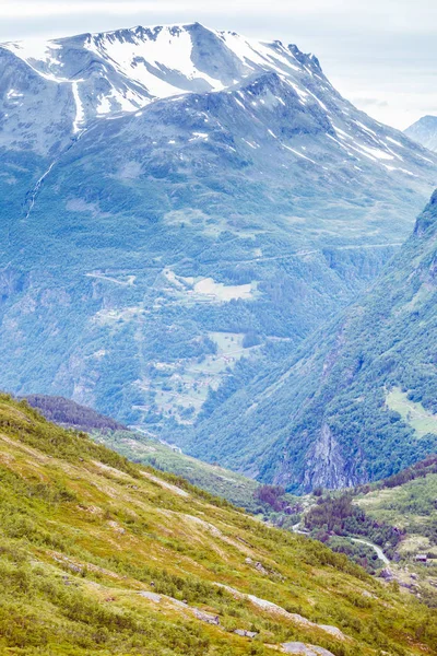 Montanhas paisagem na Noruega. — Fotografia de Stock