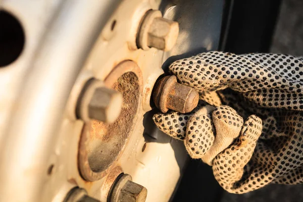 Fixing car tire with rim — Stock Photo, Image