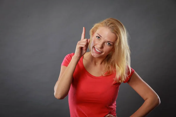 Glückliche Frau zeigt mit dem Finger nach oben — Stockfoto