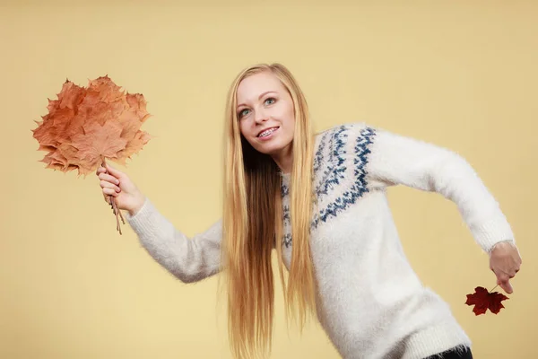 Žena držící kytice vyrobené z podzimního listí — Stock fotografie