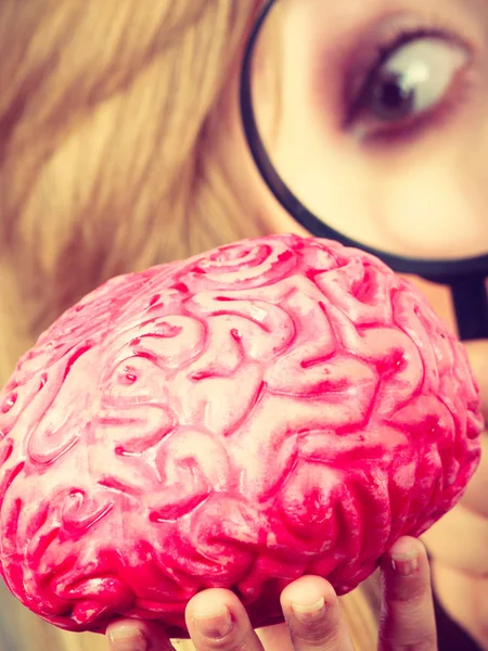 Büyüteç beyin araştırma tutan kadın — Stok fotoğraf