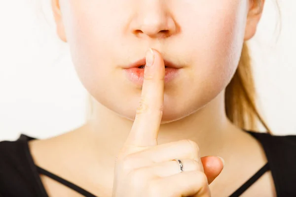 Mulher mostrando gesto de silêncio com o dedo — Fotografia de Stock