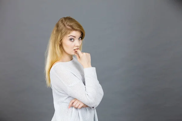 Mulher loira contemplando pensar em algo — Fotografia de Stock