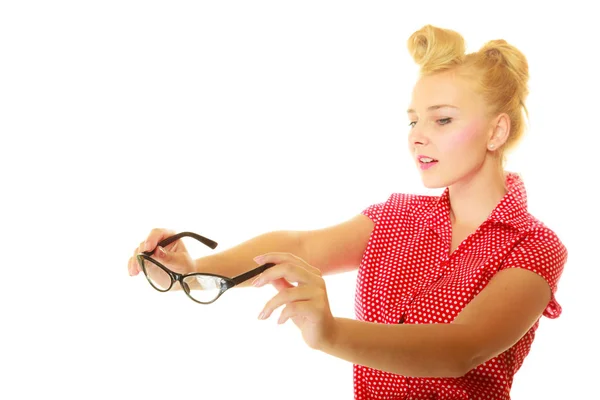 Loira pin up menina segurando óculos retro — Fotografia de Stock