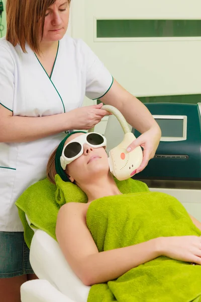 Mujer recibiendo tratamiento láser en esteticista — Foto de Stock