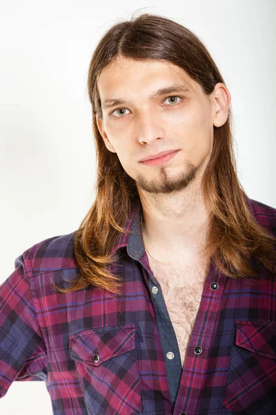 Улыбающийся парень с длинными волосами . — стоковое фото