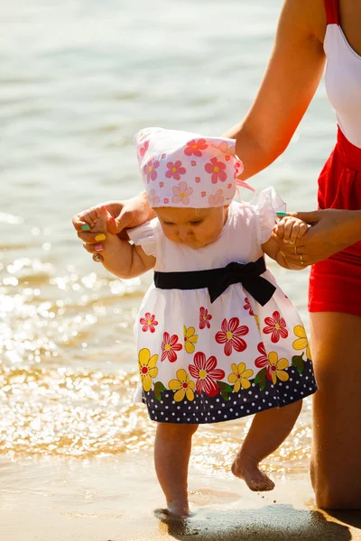 在海滩上玩的孩子的母亲 — 图库照片