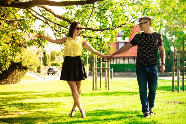 Pareja cogida de la mano en el parque . —  Fotos de Stock