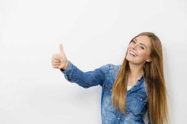 Vacker ung dam med jeansjacka. — Stockfoto