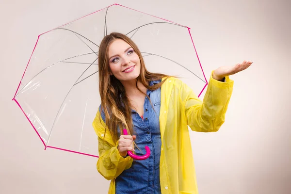 Frau im regendichten Mantel mit Regenschirm. Prognose — Stockfoto