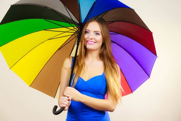 Žena v letních šatech má Barevný deštník — Stock fotografie
