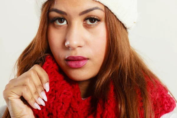 Mulato mulher vestindo roupas quentes de inverno, close-up — Fotografia de Stock