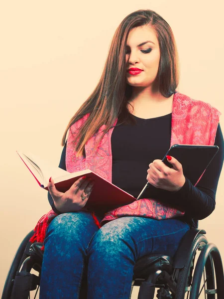 glücklich deaktiviert asiatisch Frau Sitzung im ein Rollstuhl und Arbeiten  mit Tablette beim heim, das Konzept von Technologien zum das Bequemlichkeit  von Menschen mit Behinderungen. 23368712 Stock-Photo bei Vecteezy