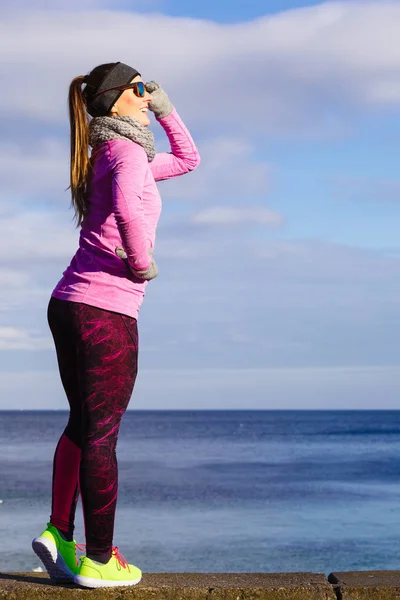 Woman resting after doing sports outdoors on cold day — Stock Photo, Image