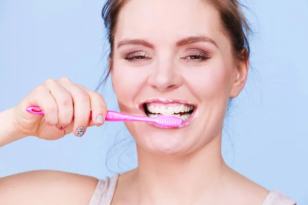 Mujer cepillándose los dientes —  Fotos de Stock