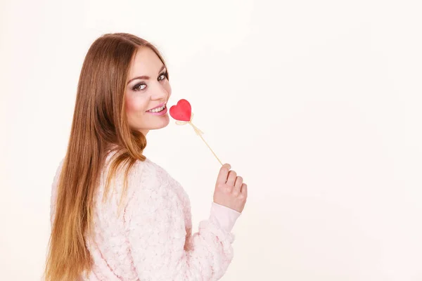 Hermosa mujer sosteniendo corazón en forma de palillo — Foto de Stock