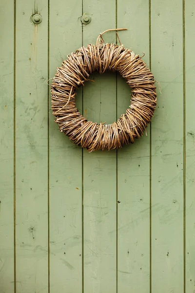 木製の壁に掛かっている丸みを帯びた枝編み細工品の装飾 — ストック写真