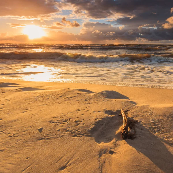 Pôr do sol beatiful com nuvens sobre o mar e a praia — Fotografia de Stock