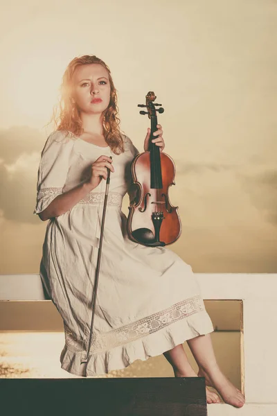 Mulher no cais fora segurando violino — Fotografia de Stock