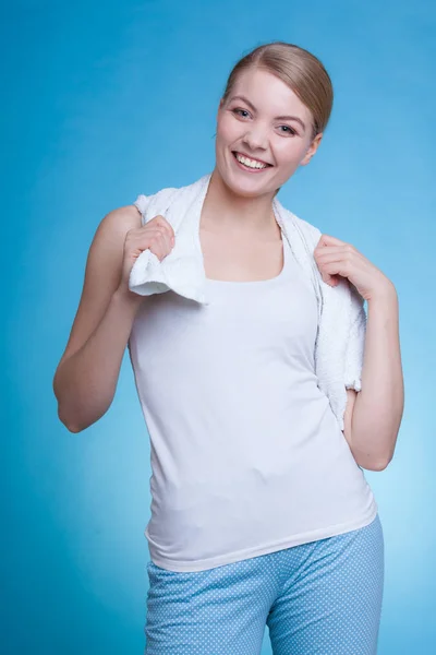 Mujer con una toalla alrededor de sus hombros sonriendo —  Fotos de Stock