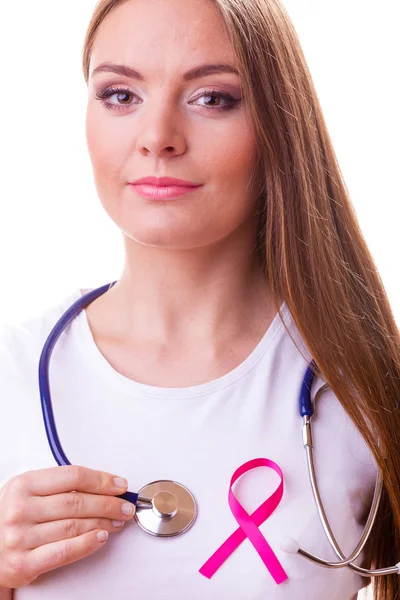 女人用粉红色的丝带艾滋病符号和听诊器在胸口. — 图库照片