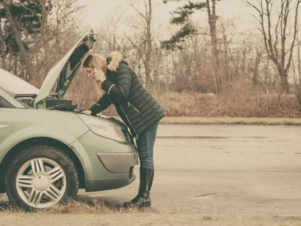 Un coche averiado, una mujer llamando a alguien — Foto de Stock